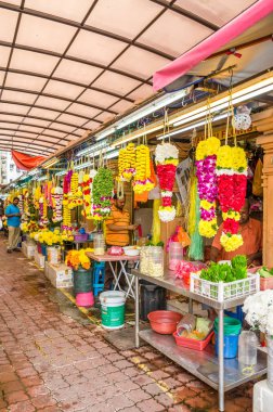 Kuala Lumpur, Malezya - Şubat 7,2017: piyasada satan renkli çelenk çiçek tezgahları Brickfields küçük Hindistan Kuala Lumpur oteli, insanlar-ebilmek çevresinde görülen keşfetmek.