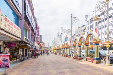 Kuala Lumpur, Malezya - Şubat 7,2017: insanlar-ebilmek Brickfields Little India KL çevresinde görülen keşfetmek, o Kızılderili topluluğu tarafından geniş bir sokağa Hint mağazaları ve restoranları ile dönüştü.