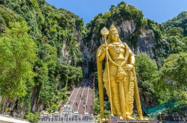 Kuala Lumpur, Malezya - 13 Şubat 2018: Batu mağaraları mağaralar ve mağara tapınak Gombak, Malezya bir dizi var bir kireçtaşı tepedir. İnsanlar-ebilmek çevresinde keşfetmek seen.