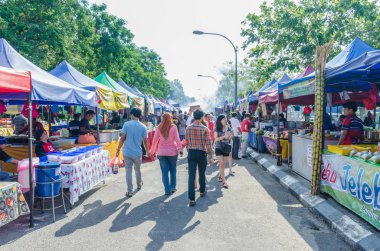 Kuala Lumpur, Malezya - 5 Temmuz 2015: insanlar yürüyüş ve Ramazan Bazaar.It etrafında gıdalar satın hızlı Ramazan kutsal ay kırmak Müslüman için kurulur. 