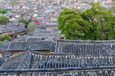 Kuş bakışı yerel tarihi mimari yapı Old Town Lijiang Yunnan, Çin'in çatı. 