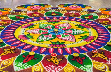 Diwali ya da Deepavali kutlamaları için güzel renkli Hint geleneksel rangoli süslemeleri.