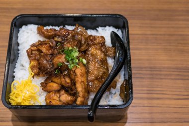 Japon teriyaki tavuğunun pirinçli yakın görüntüsü.