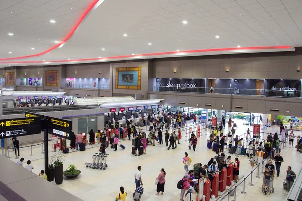Passageiros fazem fila para fazer o check-in no balcão do Aeroporto Internacional Don Mueang. O aeroporto é considerado um dos mais antigos aeroportos operacionais do mundo. . — Fotografia de Stock
