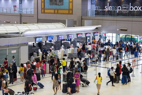 Passagiers staan in de rij om in te checken bij de balie van Don Mueang International Airport.De luchthaven wordt beschouwd als een van 's werelds oudste operationele luchthaven. — Stockfoto