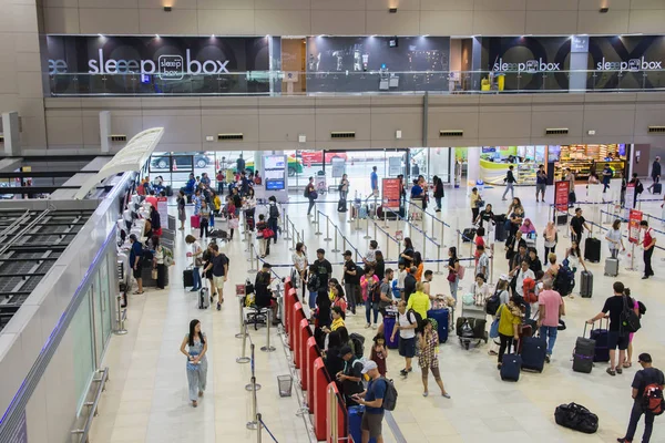 ドンムアン国際空港のカウンターでは乗客がチェックインしています。空港は世界最古の空港の1つと見なされています。. — ストック写真