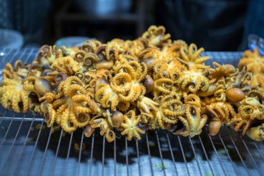 Bangkok, Tayland 'da kızarmış ahtapotun sokak yemeği olduğu yakın çekim görüntüsü.