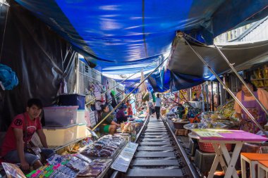 Turistler Maeklong Demiryolu Pazarı boyunca gezip alışveriş yapabiliyorlar.