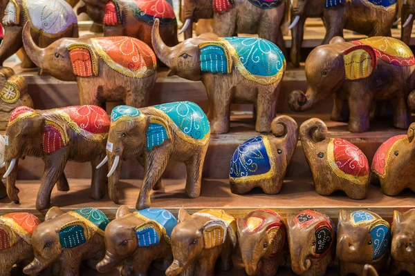 Närbild av de snidade trä elefanter som säljer i souvenirstall på Ratchada Rot Fai Train Night Market Bangkok, Thailand. — Stockfoto