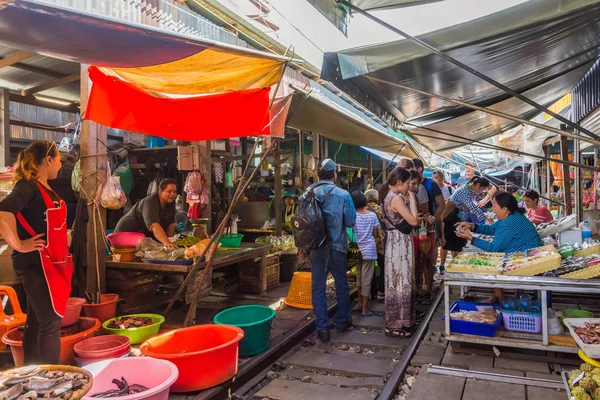 Tourists can seen exploring and shopping along the Maeklong Railway Market. — Stock Photo, Image
