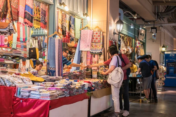 Vista panorâmica da Asiática A Ribeira do Rio, as pessoas podem ver explorando e fazendo compras ao seu redor . — Fotografia de Stock