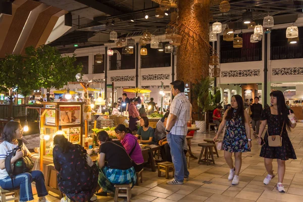 Bottenvåningen flytande marknaden i Iconsiam köpcentrum kan få traditionella thailändska snacks, butiker för regionala hantverk och etc.. — Stockfoto