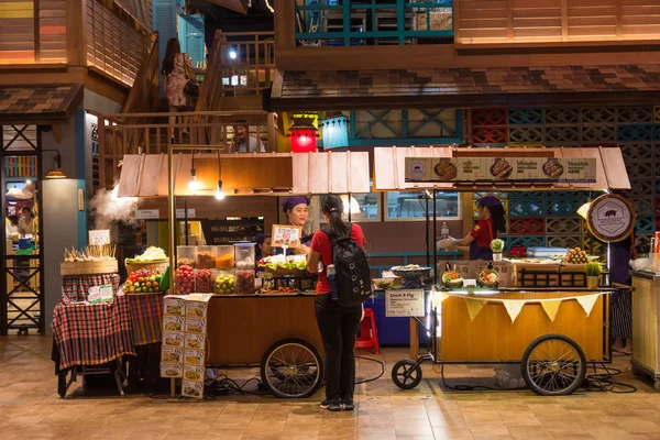 Mercado flotante en la planta baja en el centro comercial Iconsiam puede obtener los tradicionales aperitivos tailandeses, tiendas de artesanía regional y etc. . — Foto de Stock