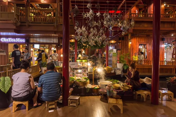 Iconsiam购物中心底层的浮动市场可以买到传统的泰国小吃、当地手工艺品商店等. — 图库照片