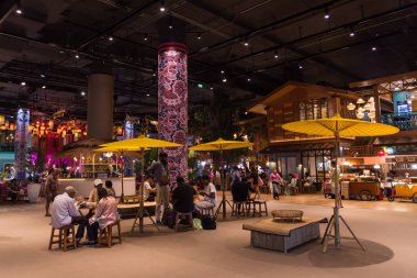 I Think am alışveriş merkezinin zemin katındaki marketlerde geleneksel Tayland atıştırmalıkları, bölgesel el sanatları ve benzeri şeyler satılıyor..