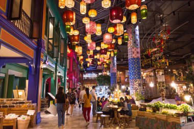 I Think am alışveriş merkezinin zemin katındaki marketlerde geleneksel Tayland atıştırmalıkları, bölgesel el sanatları ve benzeri şeyler satılıyor..