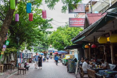 Khao San Yolu 'nun sırt çantalı bölgesi, bar ve restoranların yanı sıra bütçe hostelleri ile Güneydoğu Asya' nın gezgin merkezidir.. 