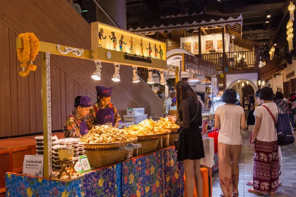 Ринок з плаваючою підлогою в торговому центрі Iconsiam може отримати традиційні тайські закуски, магазини для регіональних ремесел і т.д.. — стокове фото