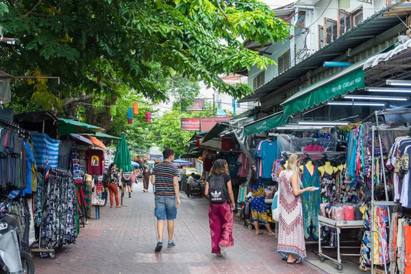 Backpacken district van Khao San Road is de reiziger hub van Zuidoost-Azië met bars en restaurants en budget hostels. — Stockfoto