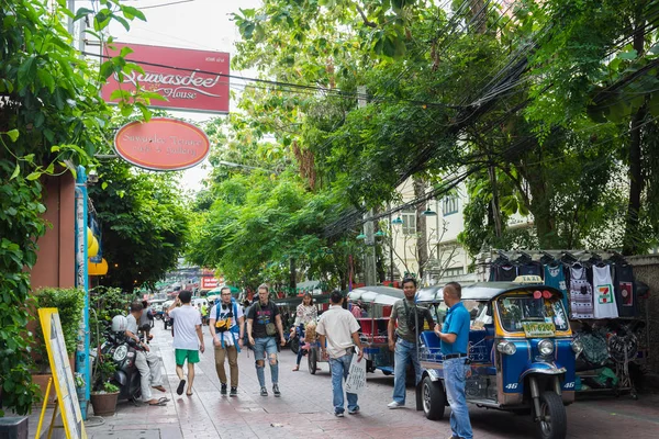 Backpacking okresu Khao San Road je cestovní centrum jihovýchodní Asie s bary a restauracemi, stejně jako rozpočet ubytovny. — Stock fotografie