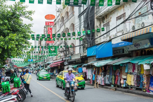 Backpacking distrito de Khao San Road é o centro de viajantes do Sudeste Asiático, com bares e restaurantes, bem como albergues orçamento . — Fotografia de Stock