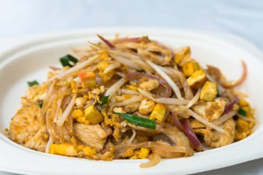 Pad Thai 'nin yakın çekim görüntüsü, ünlü Tayland yemeklerinden biridir.