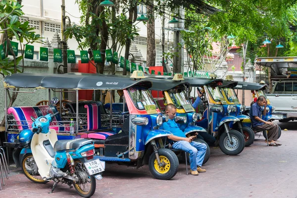 Bangkok Tajlandia Listopad 2019 Widok Rząd Tuk Tuk Parking Wzdłuż — Zdjęcie stockowe