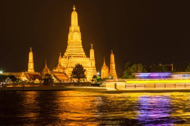 Bangkok, Tayland - 31 Ekim 2019: Wat Arun 'un güzel gece manzarası, yerel olarak Wat Chaeng olarak bilinir, Chao Phraya nehrinin batısında (Thonburi) tarihi bir tapınaktır..