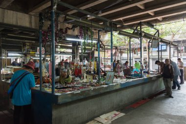 Talat Phlu pazarında bu pazar Talat Phlu, Bangkok 'ta bir köprünün altında kurulmuştur. Yerel halk çevreyi keşfederken görülebilir..