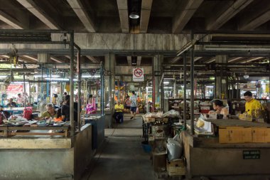 Talat Phlu pazarında bu pazar Talat Phlu, Bangkok 'ta bir köprünün altında kurulmuştur. Yerel halk çevreyi keşfederken görülebilir..