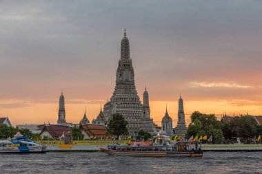Bangkok, Tayland - 31 Ekim 2019: Wat Chaeng olarak bilinen Wat Arun 'un güzel günbatımı manzarası, Chao Phraya nehrinin batısında (Thonburi) tarihi bir tapınaktır..