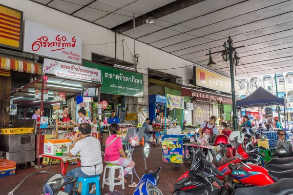 Talat Phlu mercado pela manhã, este mercado está situado sob uma ponte em Talat Phlu, Bangkok . — Fotografia de Stock