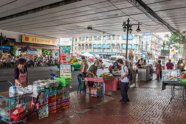 Talat Phlu market in the morning,this market is set under a bridge in Talat Phlu,Bangkok. — Stock Photo, Image