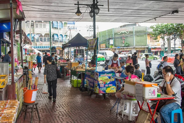 Talat Phlu mercado pela manhã, este mercado está situado sob uma ponte em Talat Phlu, Bangkok . — Fotografia de Stock