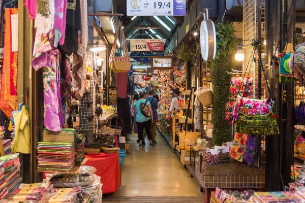 La gente puede ver compras y explorar alrededor del mercado de fin de semana de Chatuchak, es uno de los mercados de fin de semana más grandes del mundo . — Foto de Stock