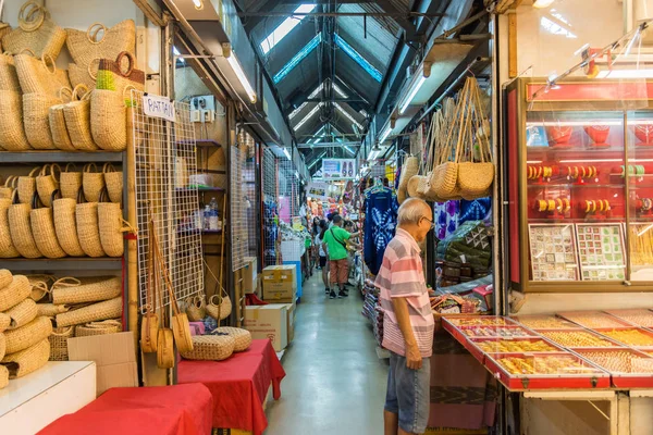 La gente puede ver compras y explorar alrededor del mercado de fin de semana de Chatuchak, es uno de los mercados de fin de semana más grandes del mundo . — Foto de Stock
