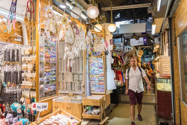 La gente puede ver compras y explorar alrededor del mercado de fin de semana de Chatuchak, es uno de los mercados de fin de semana más grandes del mundo . — Foto de Stock