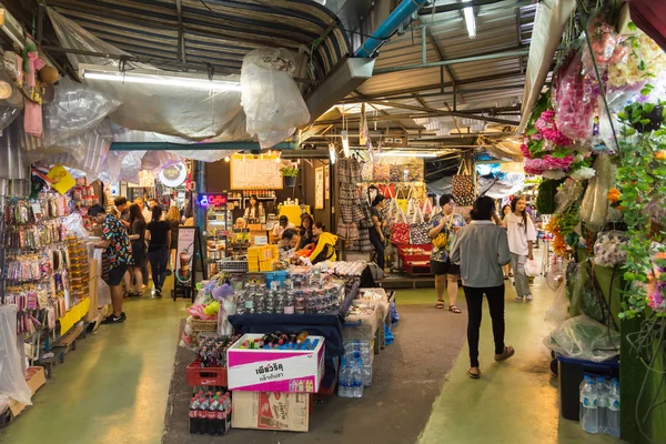 People can seen shopping and exploring around Chatuchak weekend market, it is one of the world's largest weekend markets. — Stock Photo, Image