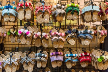 Bangkok, Tayland 'daki pazarda renkli el işi ayakkabılar satılıyor..