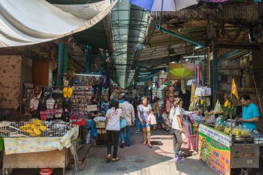 Yaowarat Yolu 'ndaki Chinatown Bangkok' ta sokak hayatı manzarası. İnsanlar market tezgahları, sokak kenarındaki restoranlar ve benzeri yerlerde keşifler yaparken görülebilir.
