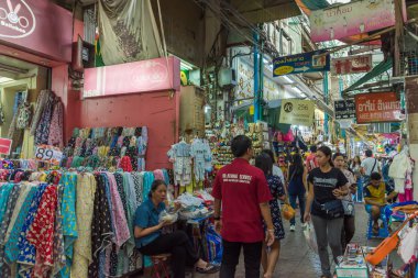 Yaowarat Yolu 'ndaki Chinatown Bangkok' ta sokak hayatı manzarası. İnsanlar market tezgahları, sokak kenarındaki restoranlar ve benzeri yerlerde keşifler yaparken görülebilir.