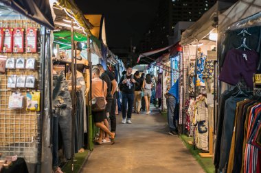 İnsanlar Ratchada Rot Fai Tren Gece Pazarı 'nı gezerken ve alışveriş yaparken görülebiliyor. Gece piyasaları yerel hayattan bir dilim almak ve otantik gıdalar yemek için harika bir yol.