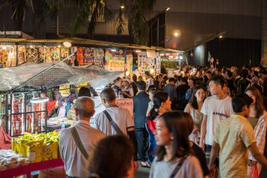 İnsanlar Ratchada Rot Fai Tren Gece Pazarı 'nı gezerken ve alışveriş yaparken görülebiliyor. Gece piyasaları yerel hayattan bir dilim almak ve otantik gıdalar yemek için harika bir yol.