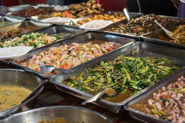 Yemek salonunda satılan çeşitli yemekler