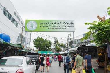 Bangkok, Tayland - 2 Kasım 2019: İnsanlar alışveriş yaparken görebilir
