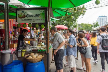 İnsanlar, Chatuchak hafta sonu pazarında hindistancevizli dondurma alırken görülebiliyor, dünyanın en büyük hafta sonu pazarlarından biri..