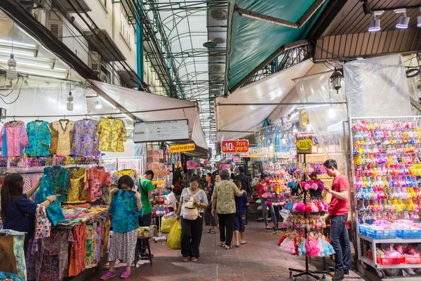 Escénica vista de la vida de la calle en Chinatown Bangkok que se encuentra en Yaowarat Road. La gente puede ver explorar alrededor de los puestos de mercado, restaurantes junto a la calle y etc. — Foto de Stock