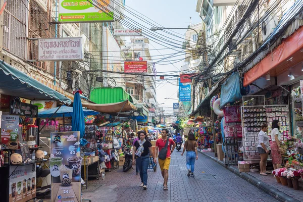 Scenic street life view in Chinatown Bangkok which is located at Yaowarat Road. As pessoas podem ser vistas explorando ao redor das barracas do mercado, restaurantes de rua e etc. — Fotografia de Stock