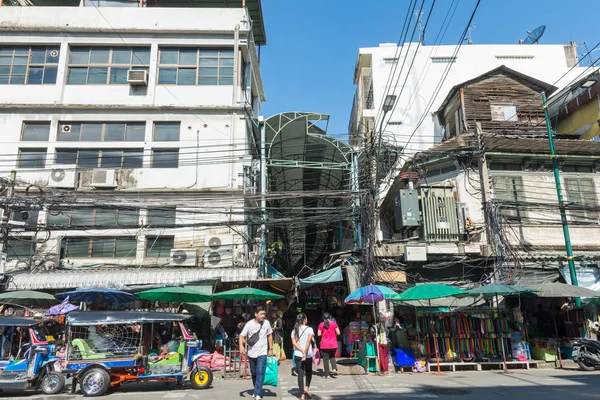Scenic street life view in Chinatown Bangkok which is located at Yaowarat Road. As pessoas podem ser vistas explorando ao redor das barracas do mercado, restaurantes de rua e etc. — Fotografia de Stock