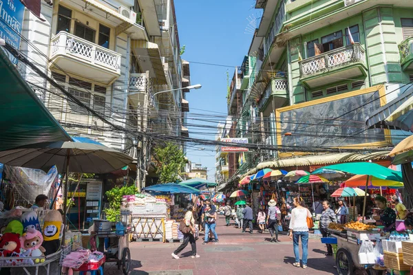 Scenic street life view in Chinatown Bangkok which is located at Yaowarat Road. As pessoas podem ser vistas explorando ao redor das barracas do mercado, restaurantes de rua e etc. — Fotografia de Stock